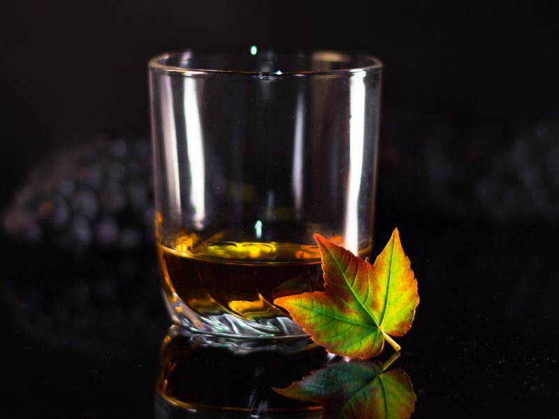 Vers quel rhum se tourner pour une soirée entre amis ?