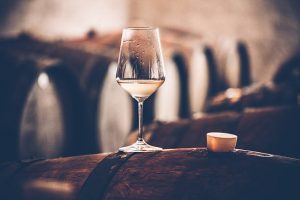 Lire la suite à propos de l’article Pourquoi est-il important de choisir le bon type de cave à vin pour les bouteilles ?